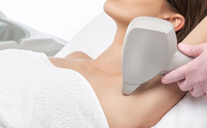 脱毛サロンで施術中