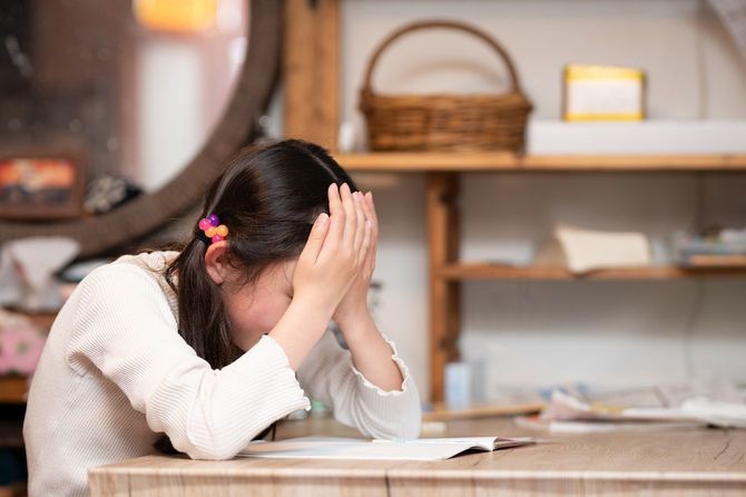 勉強中に頭を抱える子どものイメージ