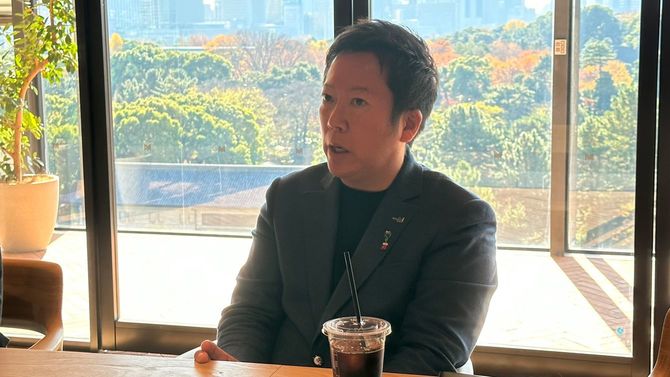 パレスサイドビル本社でインタビューに応じる藤田社長