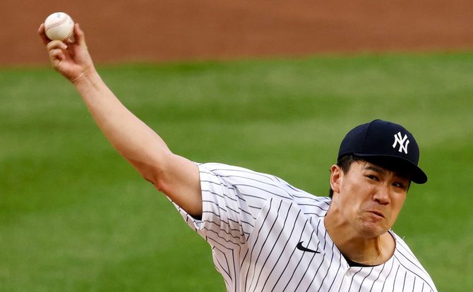 8月1日、アメリカ・ニューヨーク州ブロンクスで行われたMLBボストン・レッドソックス対ニューヨーク・ヤンキースの試合。ヤンキース田中将大投手が被っている野球帽の右腕側外部にはプロテクターが入っている