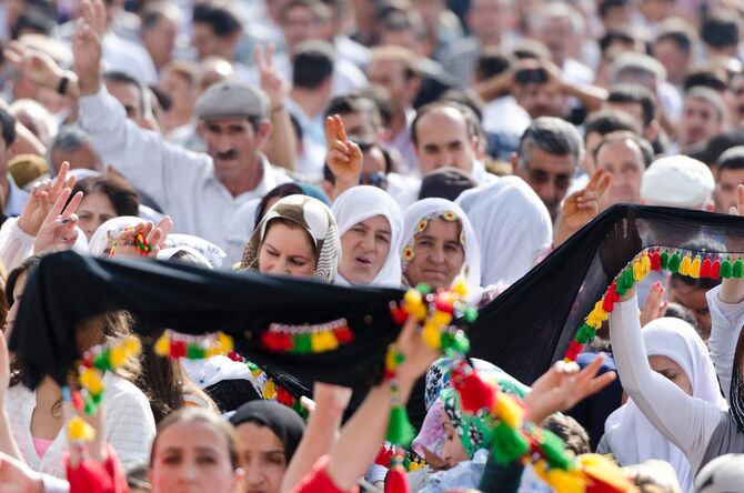 トルコにて、世界平和デーのデモ中に抗議しているクルド人の集団