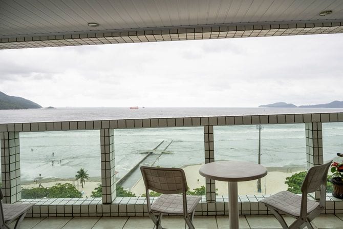 大西洋の水平線にカメラの水準器を合わせて撮ったベランダの写真