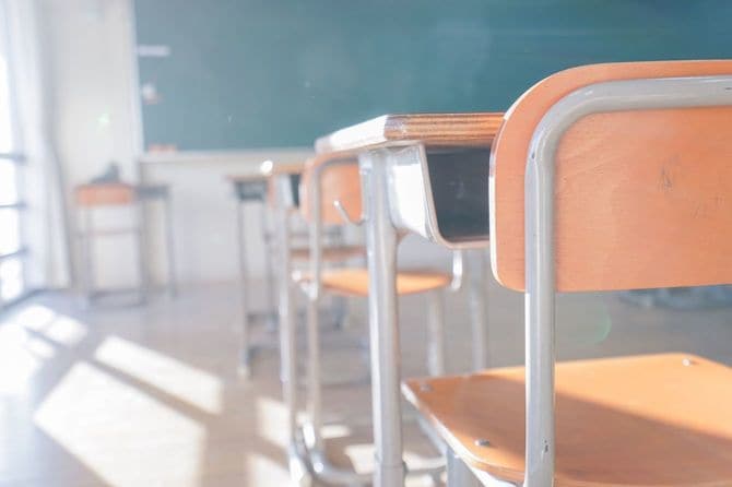 柔らかい日差しが入る無人の教室