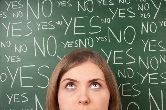 YesとNoで迷う女性