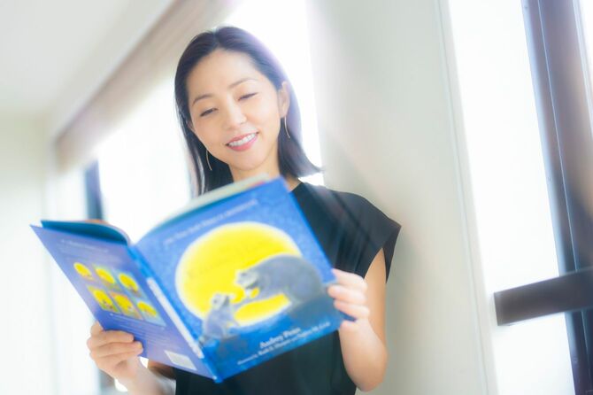 2人の娘さんたちに読み聞かせてきた絵本『The Kissing Hand』(オードリー・ペン作)を手に取る