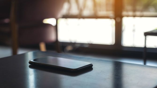 テーブルに置かれたスマートフォン