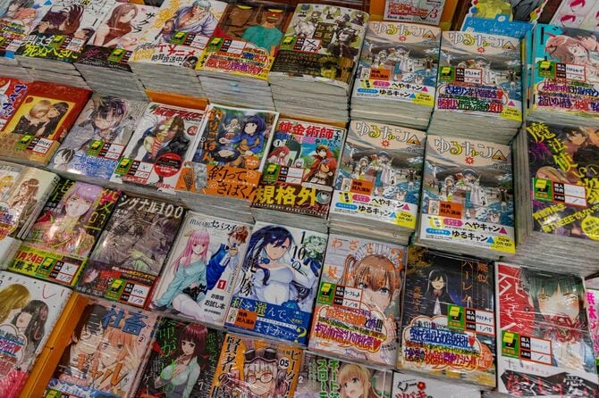 書店で平積みされている漫画の数々