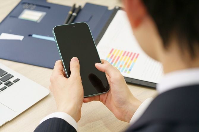 スマートフォンを持つ若い男性