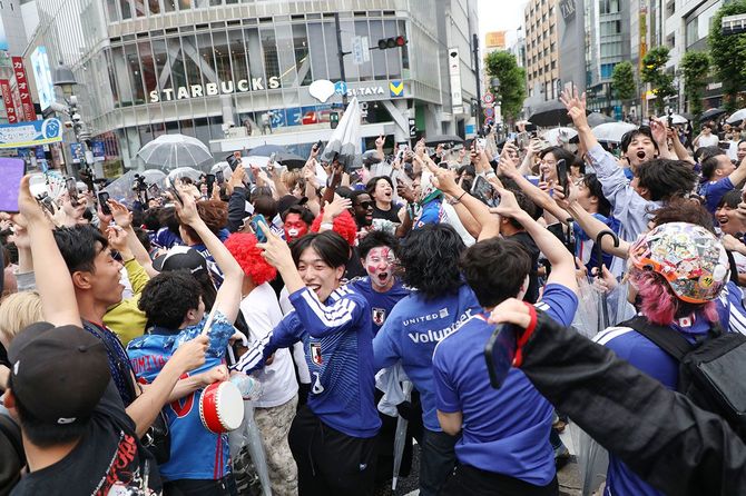 ワールドカップ（W杯）1次リーグのオランダ戦後、東京・渋谷のスクランブル交差点で盛り上がる人たち＝2026年6月15日、東京都渋谷区