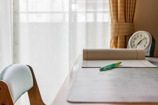 窓のそばの学習デスク