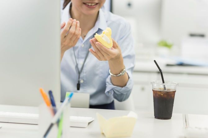 ケーキを食べる女性