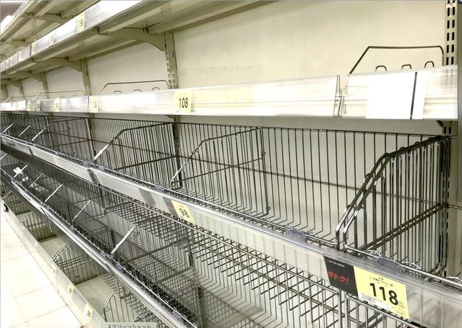 著者撮影 2020年3月26日 空の食品棚