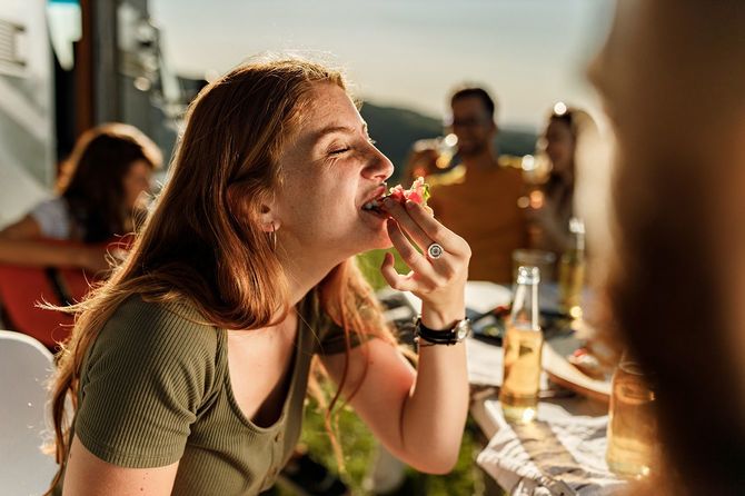 食事をする女性
