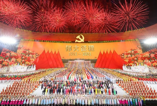 中国共産党創立100周年祝賀文芸公演「偉大な征途」が6月28日夜、北京国家体育場（鳥の巣）で盛大に行われた。写真はフィナーレの会場一斉合唱の様子。