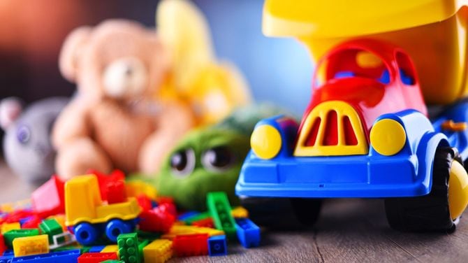 カラフルなおもちゃとぬいぐるみ