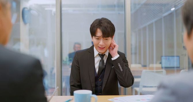 面接で緊張している若い男性