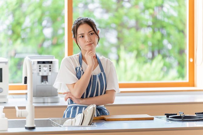 キッチンで悩む女性