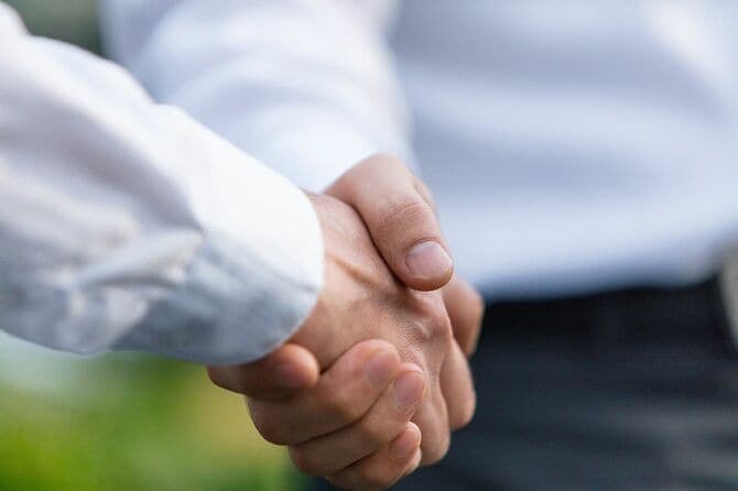 握手を交わす2人