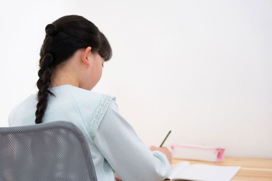 家で勉強している女の子