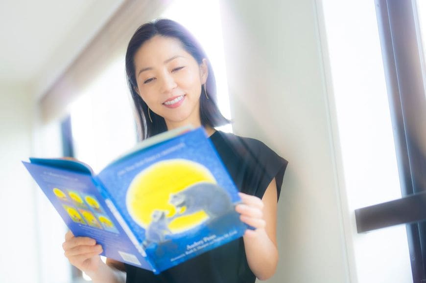 2人の娘さんたちに読み聞かせてきた絵本『The Kissing Hand』（オードリー・ペン作）を手に取る