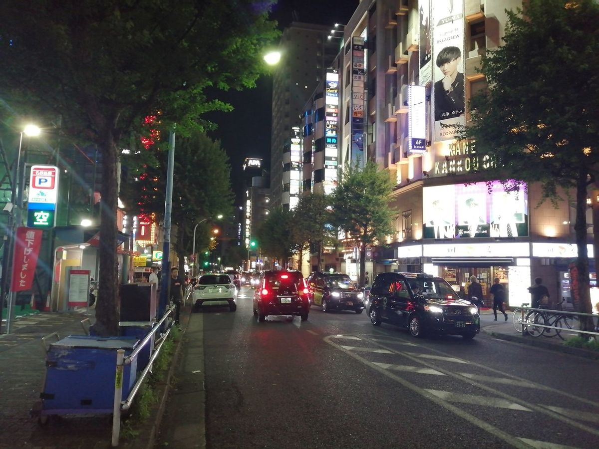 人通りの少ない歌舞伎町二丁目にぼったくり店が集まる