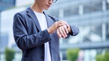 1000円ケチるだけで｢周囲から不快な人｣に…ユニクロで買ってはいけない｢ワイシャツ代わりのビジネスTシャツ｣