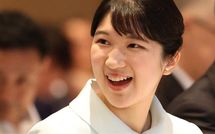 愛子さまは珍しくロングヘアをフェミニンに…新潟ご訪問で颯爽ホワイト&ライトブルーのスーツに込められた思い