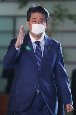 首相官邸に入る安倍晋三首相＝2020年4月15日、東京・永田町