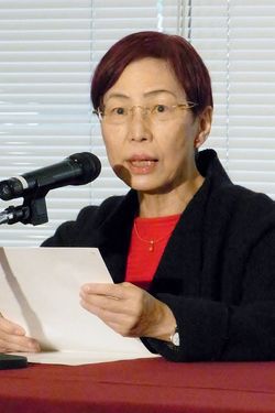 記者会見する東京大学の上野千鶴子名誉教授＝2015年11月26日、東京都千代田区の日本記者クラブ（写真＝時事通信フォト）