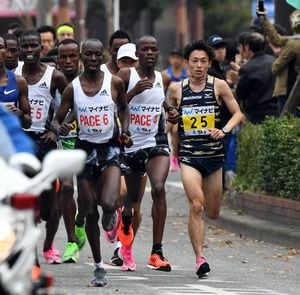スタート直後、力走する福田穣（右、西鉄・当時）＝2019年12月1日、福岡市内［代表撮影］