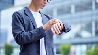 1000円ケチるだけで｢周囲から不快な人｣に…ユニクロで買ってはいけない｢ワイシャツ代わりのビジネスTシャツ｣