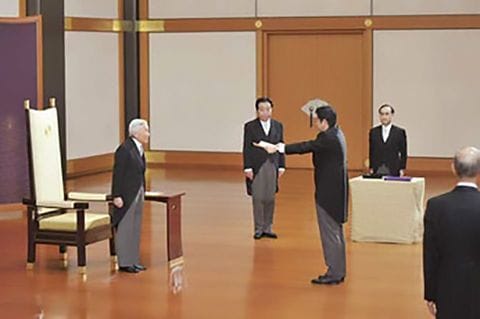 2012年12月26日、皇居での親任式にて天皇明仁より第96代内閣総理大臣に任命される安倍（奥は、前任者の野田佳彦）