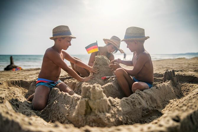 ビーチで砂の城を構築している3人の子供