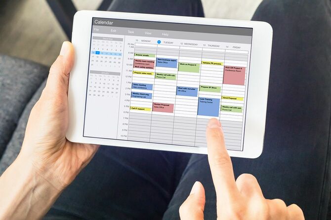 今週の予定、イベント、タスク、および会議の計画のタブレット コンピューターのカレンダー アプリケーション。両手デバイス、時間管理の概念、組織作業時間プランナーのスケジュール