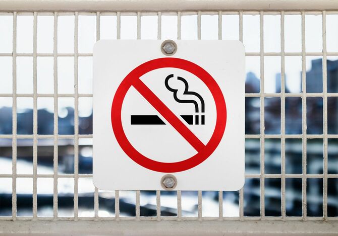 屋外フェンスの禁煙マーク