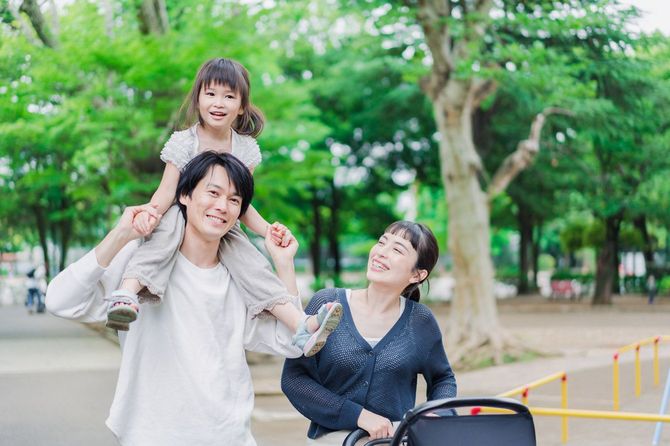 公園を歩く、子連れの親子