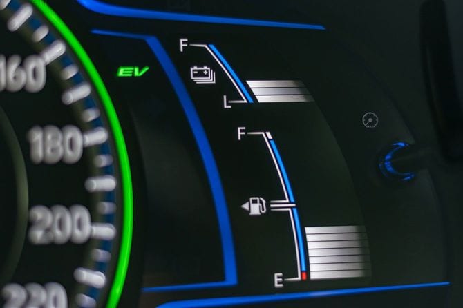ハイブリッド車のメーターパネル
