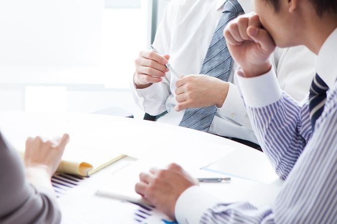 ビジネスマンは会議中にアイデアを考えています