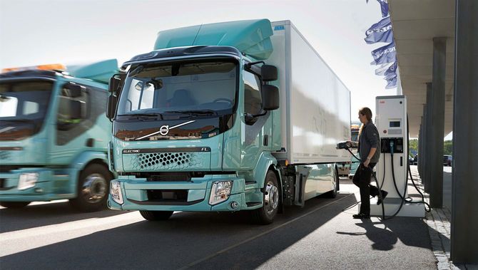 Volvo FL Electricは未だ日本に導入されていないが、北欧や欧州では相当数が販売された。静かなEVであることを活かし早朝の配送業務に適している。また塵芥車(パッカー車)や空港内での運搬車としても活躍