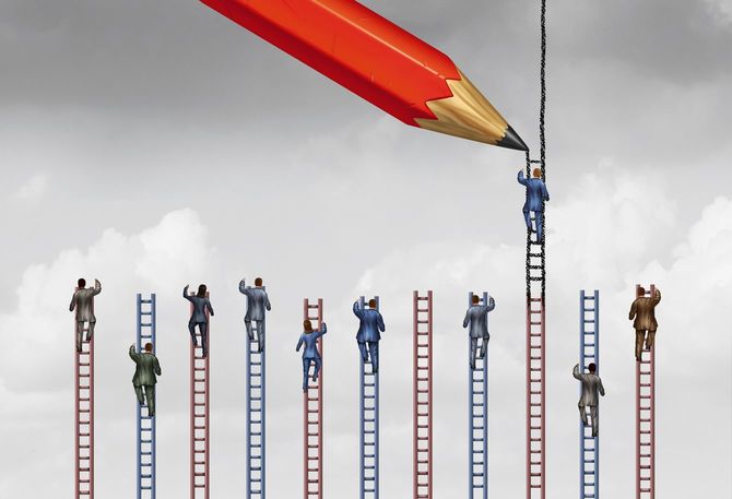 大きな鉛筆が描くはしごを上るサラリーマンたち