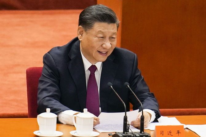 北京冬季五輪・パラリンピックを総括する演説で笑顔を見せる中国の習近平国家主席＝2022年4月8日、北京の人民大会堂