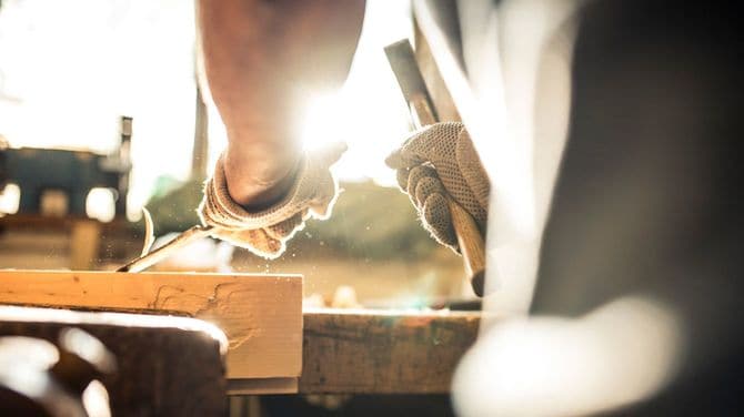 のみを使って木材を削るようす