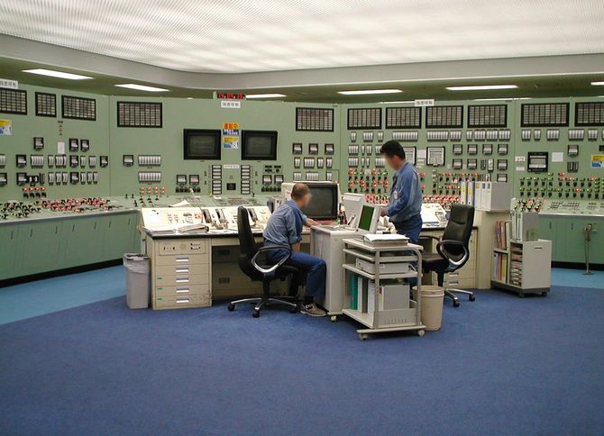 福島第一原子力発電所の中央制御室（1999年6月23日）。