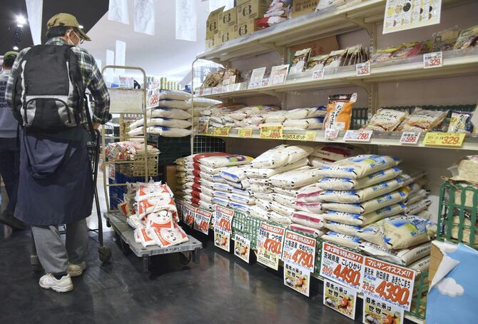 スーパーの店頭に並んだコメ＝2025年4月14日、埼玉県越谷市