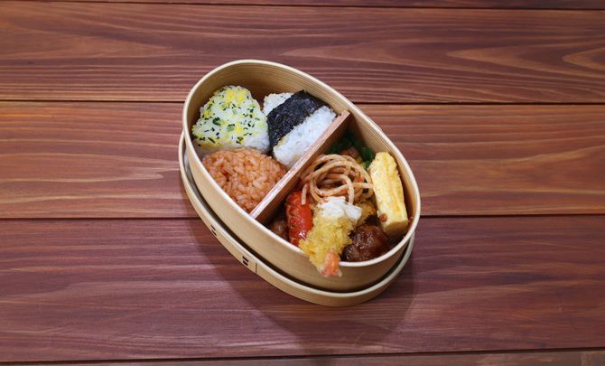 曲げわっぱの弁当箱に入った弁当