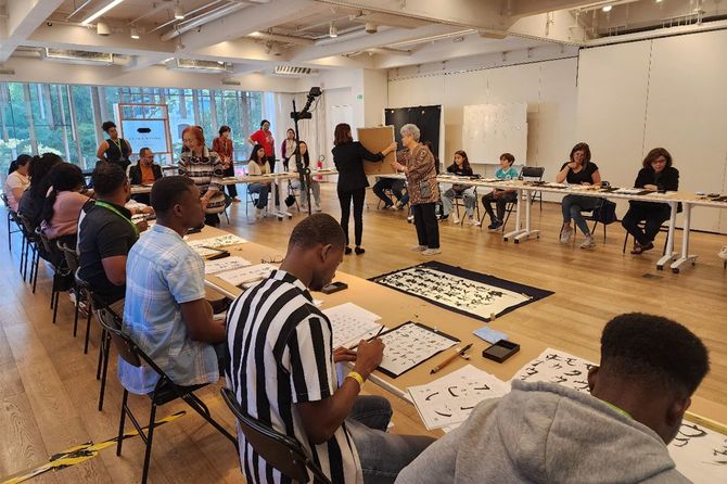 ジャパン・ハウス・サンパウロで、一般参加者とともに書道を体験する奨学生たち。あしながブラジルは日本人学生を対象とした短期研修事業も行っている。