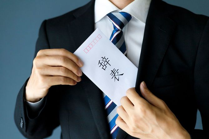 懐から辞表を取り出す男性社員