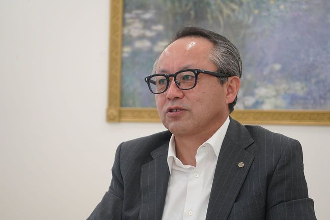 鈴茂器工の本社で取材に応じる谷口社長