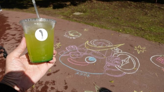 公園内の売店では、回復ポーションをイメージしたドリンク販売と、ゲーム内の「スラミチ」ファンアートが描かれていた