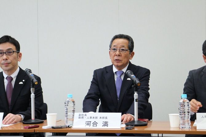 2020年春闘の集中回答日を迎え、記者会見するトヨタ自動車の河合満副社長＝2020年3月11日、愛知県豊田市